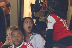 Kim Kardashian bất ngờ tới xem Arsenal thi đấu, nhận được món quà đặc biệt từ ngôi sao đội bóng