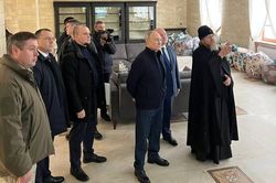 Tổng thống Nga Putin bất ngờ lái ô tô đến Crưm