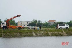 Hà Tĩnh: Phát hiện người đàn ông tử vong trong ôtô dưới sông Vách Nam
