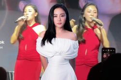 Dân mạng chán chường khi Văn Mai Hương bị stylist 'hại' trên sân khấu