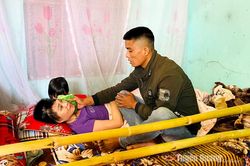 Chị Bàn Thị Hiền cần sự giúp đỡ của cộng đồng