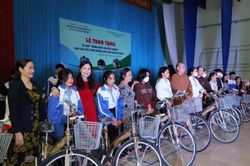 Chùa Quán Thế Âm trao tặng 40 xe đạp đến các học sinh nghèo vượt khó H.M'Đrắk