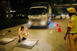 Xuyên đêm 'săn' xe quá tải trên tuyến đường huyết mạch qua TPHCM