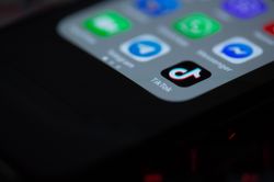 Cảnh sát giao thông bị kiện vì livestream TikTok khi xử phạt tài xế