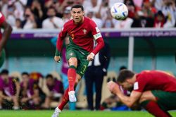 Ronaldo gần 1 năm mới đá phạt thành bàn, Messi cũng không khá hơn là bao