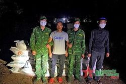 An Giang: Bắt đối tượng vận chuyển, cất giấu 1,5 tấn đường cát nhập lậu trong đống trấu