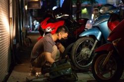 Biệt đội xuyên đêm cứu hộ xe máy 0 đồng ở Hà Nội