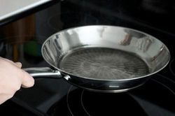 Chảo sắt mua về làm theo cách sau sẽ thành chảo chống dính