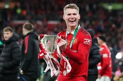 HLV Ten Hag báo tin xấu trước trận tứ kết FA Cup