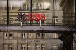 UBS sắp đạt thỏa thuận mua lại Credit Suisse?