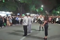 Được ghép đôi với 2 chàng trai, cô gái chọn anh văn phòng và cái kết sốc trước thân phận anh xây dựng