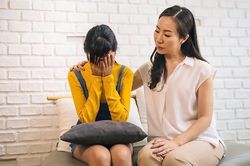 Con hoảng loạn vì bị bố mẹ cấm yêu sớm