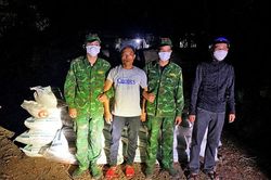 An Giang: Vận chuyển, cất giấu 1,5 tấn đường cát nhập lậu trong đống trấu