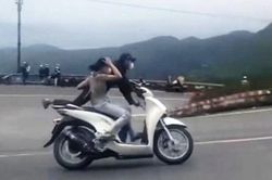 CSGT Đà Nẵng tiếp nhận vụ việc cặp đôi 'diễn xiếc' bằng xe máy ở đèo Hải Vân