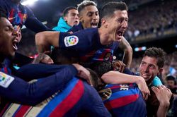 Ngược dòng ngoạn mục ở trận Siêu kinh điển, Barcelona đặt dấu chấm hết cho mộng vô địch của Real Madrid