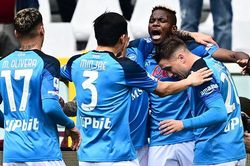 Napoli 'hủy diệt' Torino 4-0: Xong sớm Serie A, lo vô địch… Champions League!