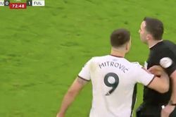 Trọng tài đuổi Mitrovic bị tố 'tiêu chuẩn kép', fan Fulham nhắc tên sao MU