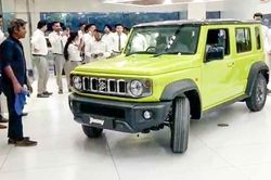 Suzuki Jimny bản 5 cửa vừa có mặt tại đại lý đã 'cháy hàng'