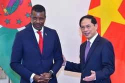 Bộ trưởng Ngoại giao Bùi Thanh Sơn đón, tiếp Bộ trưởng Ngoại giao Cộng đồng Thịnh vượng Dominica Vince Henderson