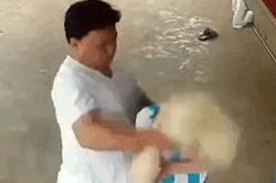 Cậu bé bạch tạng bị ông nội của bạn đánh liên tiếp vào đầu