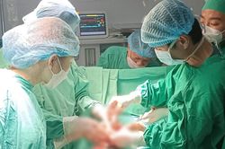 Rách dạ dày, đứt gan sau cuộc xô xát