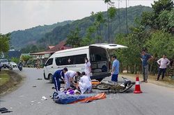 Ô tô va chạm xe máy trên Quốc lộ 279 khiến hai người thương vong