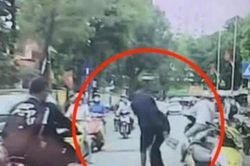 Clip: Tài xế ô tô bị lái xe máy đánh tới tấp vì mở cửa gây tai nạn