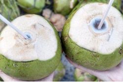 Nước dừa rất tốt nhưng 8 người này càng uống càng gây hại, nên tránh thật xa