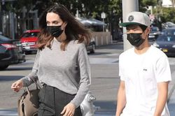 Con trai nuôi gốc Việt của Angelina Jolie tự tin khoe cơ bụng 6 múi ở chốn đông người