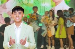 Được fan nữ lên sân khấu tặng hoa, Hồ Văn Cường ngại ngùng khi bị khán giả liên tục 'đẩy thuyền'