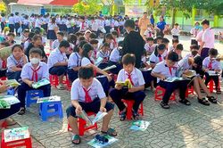 Học sinh trường Tiểu học Mỹ Phú tham gia đổi rác thải nhựa lấy quà