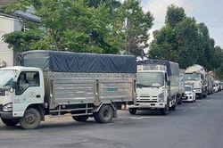 Sóc Trăng: Quá tải, mang xe đến xếp hàng từ 2h sáng đợi đăng kiểm