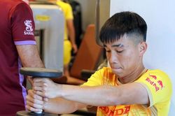 U23 Việt Nam nâng tạ toát mồ hôi, ra sân tập nửa đêm ở Doha để đấu U23 Iraq