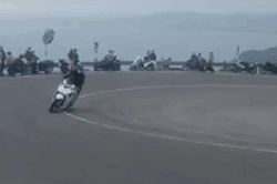 Đôi nam nữ chạy xe SH 'làm xiếc' trên đèo Hải Vân vào tầm ngắm của công an địa phương