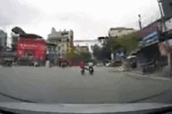 Tài xế ô tô truy đuổi khiến hai tên trộm xe SH phải bỏ của chạy lấy người