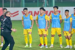 HLV Troussier làm điều chưa từng có ở các đội tuyển Việt Nam