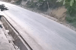 Người phụ nữ bị cướp kéo lê trên đường