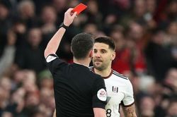 Mitrovic có thể bị cấm thi đấu 10 trận vì hành động thiếu kiềm chế trong trận thua MU