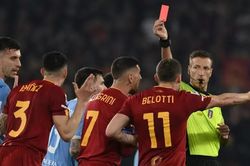 Roma lại thua derby: Ác mộng Ibanez, Mourinho lâm nguy