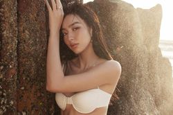 Hoa hậu Thùy Tiên hở bạo bên bờ biển