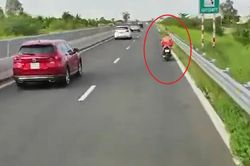 Tài xế xe tải chạy gần 20km, hộ tống xe máy đi lạc ra khỏi đường cao tốc