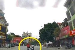 Lai dắt xe trên đường, đạo chích lộ 'mặt thật' vì sự cố bi hài