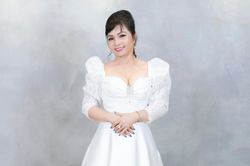 Nhan sắc trẻ trung của mẹ chồng Khánh Thi
