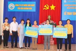 Công ty Cổ phần Nước giải khát Yến sào Khánh Hòa trao tặng 3 căn nhà đại đoàn kết
