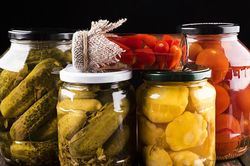 Vì sao thực phẩm muối chua dễ sản sinh độc tố botulinum?