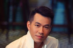 Ca sĩ Hồ Trung Dũng nói về dòng chữ bí ẩn viết dưới album riêng
