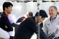 Son Heung Min cười tươi khi gặp tân HLV Klinsmann: Giật mình cựu trợ lý HAGL xuất hiện ở ĐT Hàn Quốc