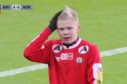 Lộ clip Erling Haaland 'làm khổ' đội bạn khi 14 tuổi: Man City mua nhầm 'quái vật'!