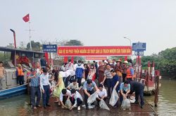 Thái Bình thả 320 nghìn con giống thủy sản xuống các vùng nước tự nhiên