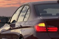 Những trường hợp nào xe ô tô phải sử dụng đèn xi nhan?